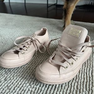 Like new cream colored converse